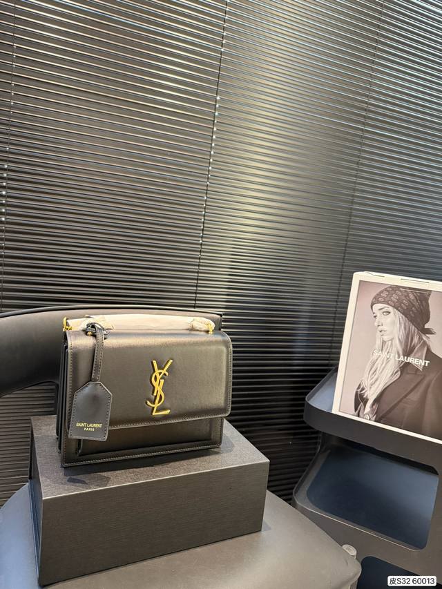 With Airplane Box Folding Box, Exclusive Real Shot Of Saint Laurent, Same Style