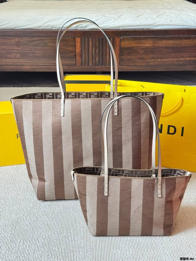 Original Cloth Fendi Roll Bag Fendi New Roll Bag Two Sizes, Light And Practical
