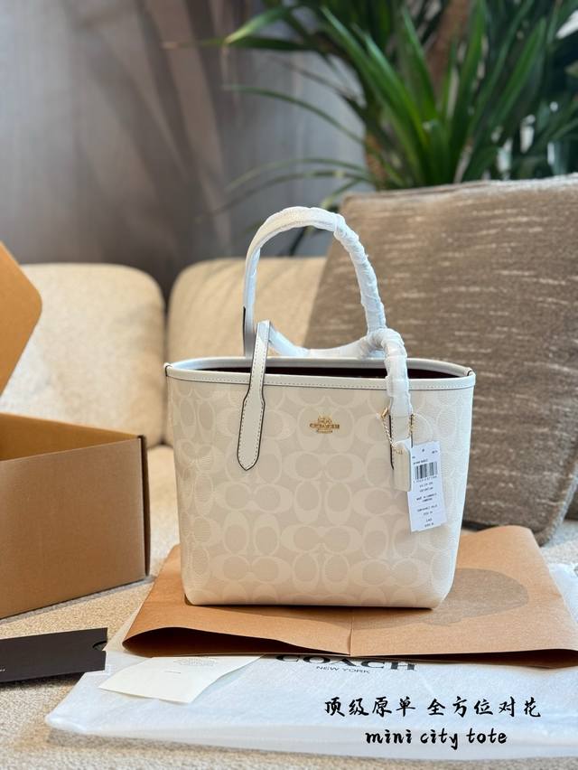 Small Coach City Mini Tote Has A Beautiful Color Combination And A Large Capacit