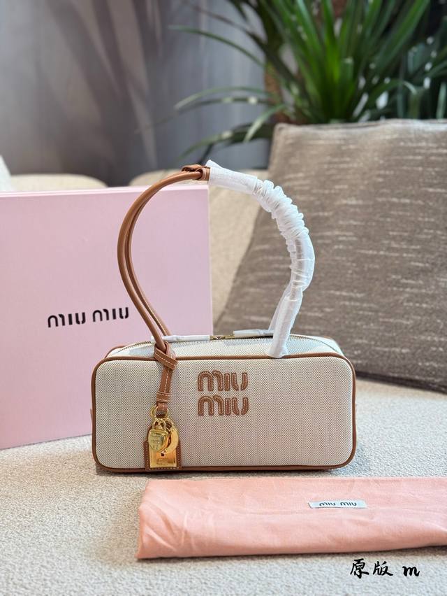 Miumiu 2025 Show Pop Up Canvas Bowling 6 Show Model Is Really Great, The Weight