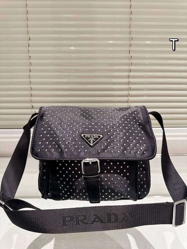 Original Cloth Prada New Rivet Messenger Bag This Modern And Sophisticated Leath