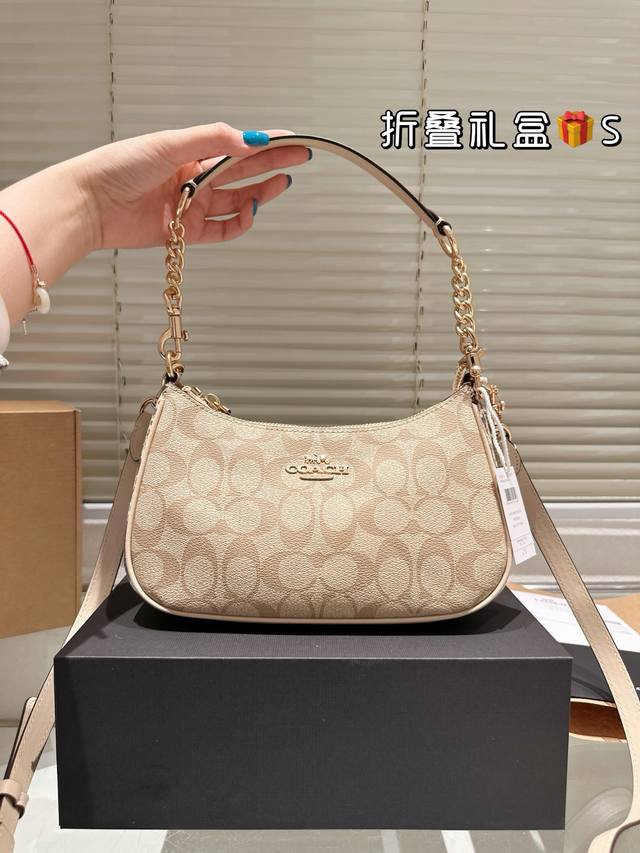 Replica Cowhide Coach's Hottest Underarm Bag Is Here The Hottest Underarm Bag Fr