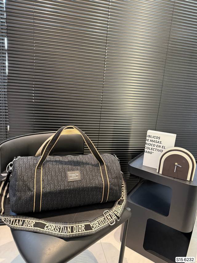 Dior Travel Bag Is Really Super Big. It Is The First Choice For Traveling. The K