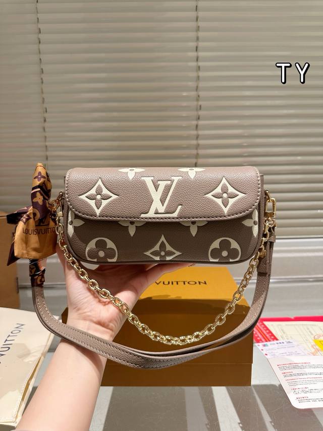 Steel Hardware Variable Code Chip With Silk Scarf Size: 22*12Cm Lv New Hit Ivy W