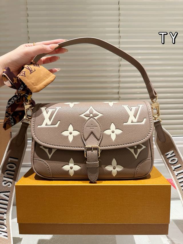 All-Steel Hardware Variable Code Chip With Silk Scarf Lv Diane Leather Underarm