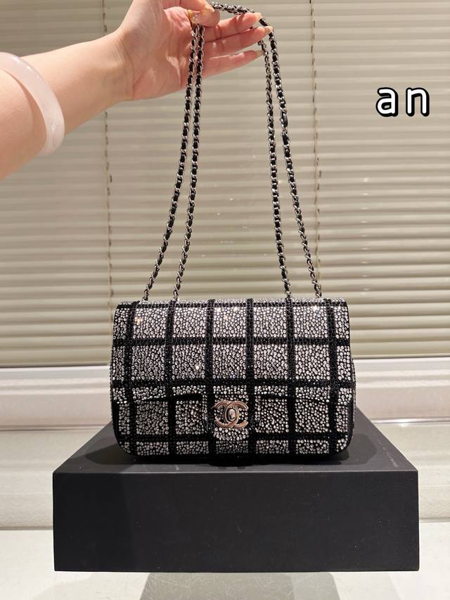 Chanel Fat Square Bag The Capacity Is As Good As Ever, It Can Hold Mobile Phone