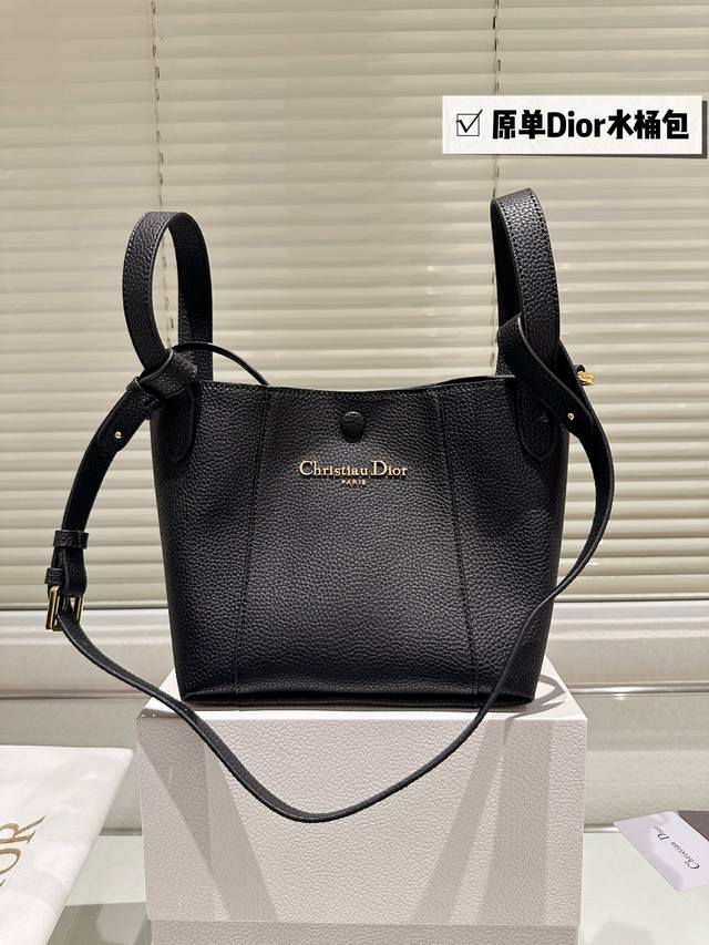 With Box This Signaturea Bucket Bag Is A New Product In The 2025 Spring/Summer R
