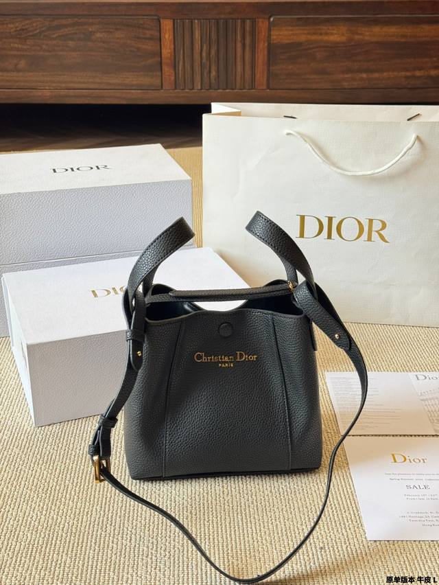 Original Version Cowhide This Signaturea Bucket Bag Is A New Product In The 2025