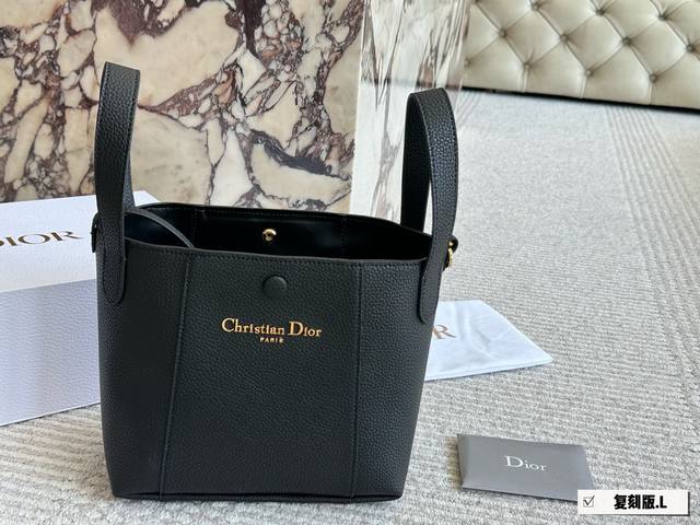 With Box This Signaturea Bucket Bag Is A New Product In The 2025 Spring/Summer R