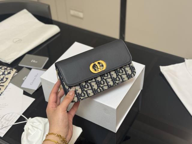With Folding Box Size: 19.11Cm Dior's Latest Montaigne Chain Just Out Of Stock!