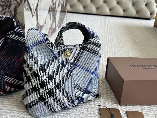 Burberry New Model Finally Shipped. The Classic Twill Pattern Is So Beautiful. B