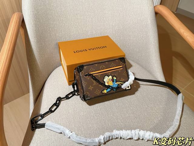 Variable Code Chip Lv Louis Vuitton Doll Scarecrow Mini Soft Trunk Chain Box Box