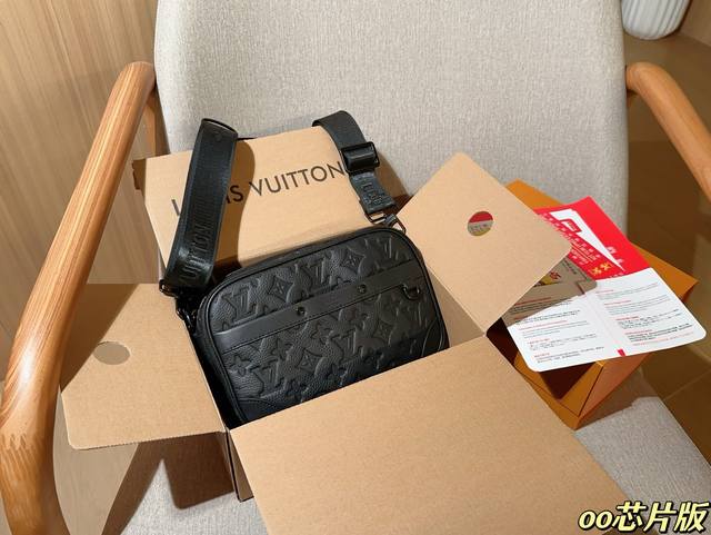 Lv Louis Vuitton Men's Classic Embossed Alpha Handbag Camera Bag Messenger Bag S
