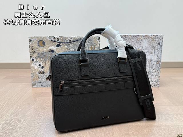 Dior Men's Briefcase Full Of Style, With A Low-Key, Calm And Elegant Atmosphere!