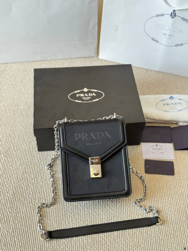 Prada Shoulder Bag Lazy And Casual And Easy To Carry Full Of Surprises On The Bo