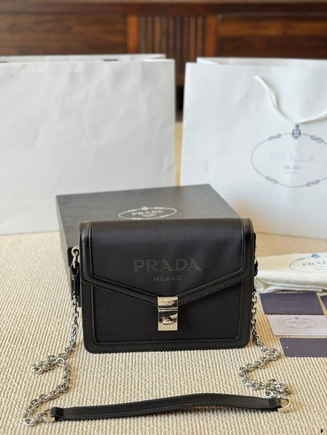 Prada Shoulder Bag Lazy And Casual And Easy To Carry Full Of Surprises High-End