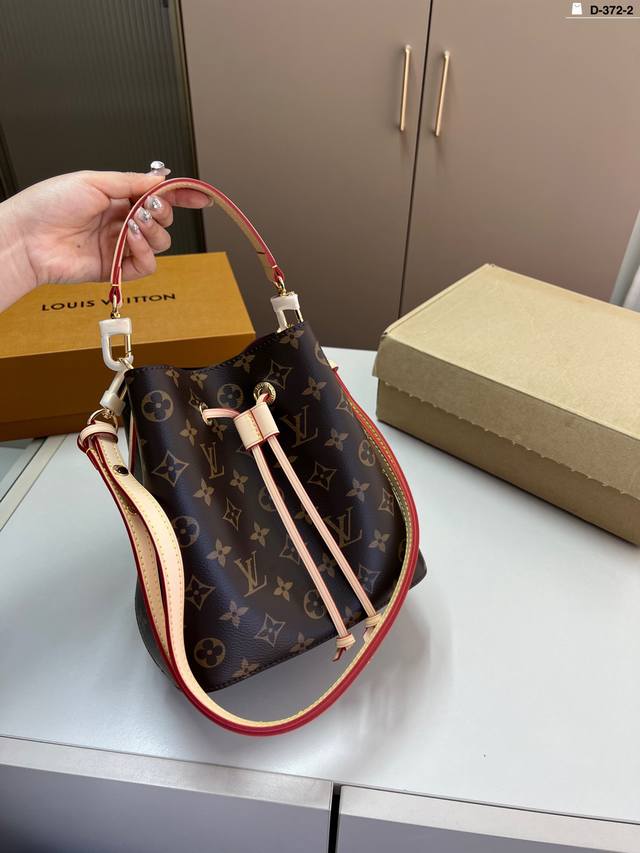 Chip Version Lv Champagne Bucket Bag High-End And Elegant With A Super Atmospher