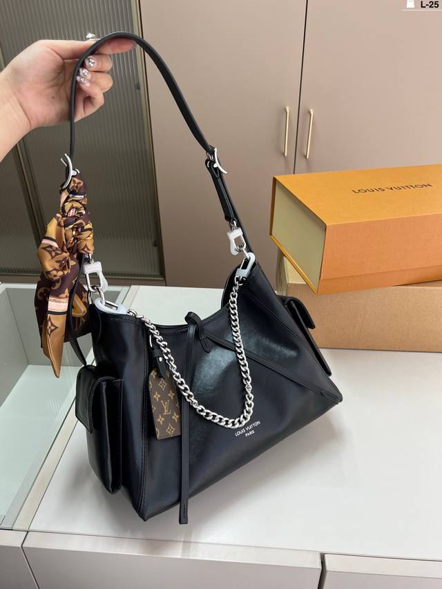 Lv Carryall Carryall Black Warrior Is Straightforward And Generous! The Cool Gir