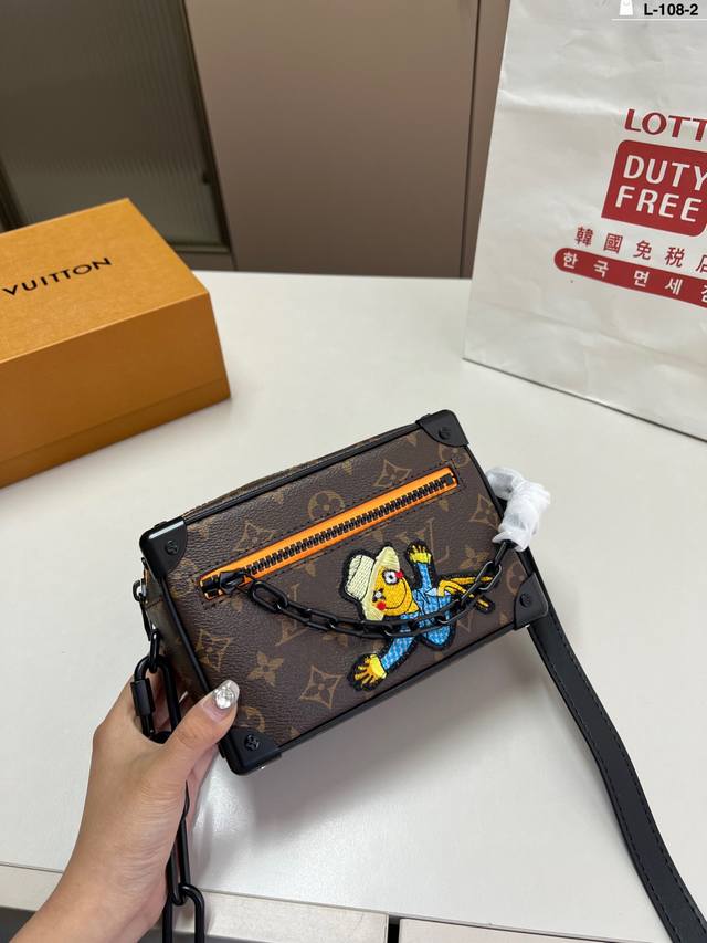 Chip Version Lv Soft Box Home Mini Soft Trunk Handbag This Charming Handbag Has