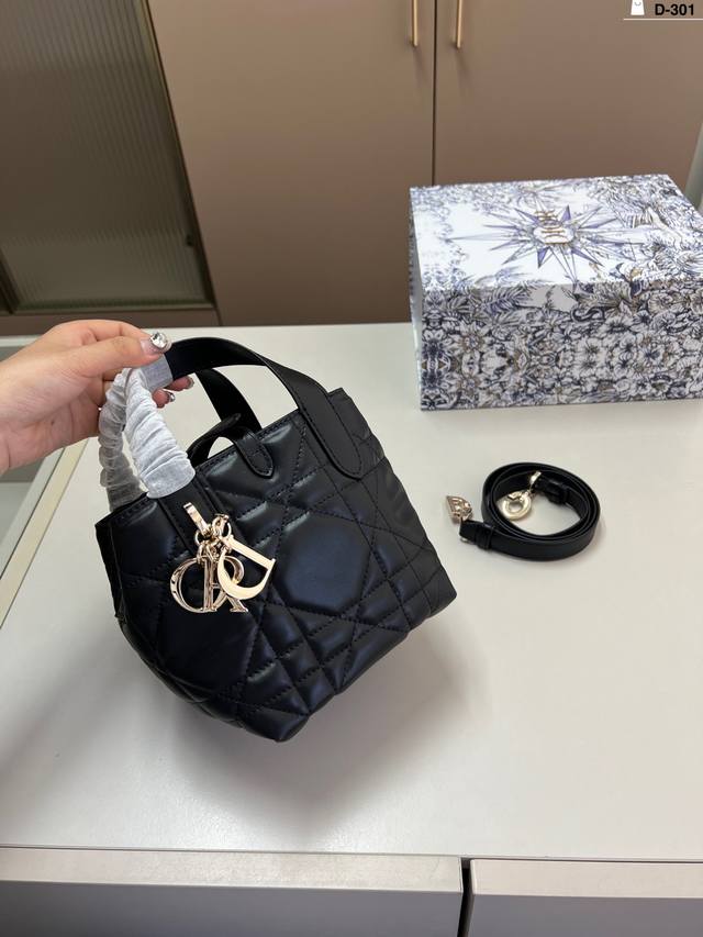 Dior Dior Shopping Basket Fashionable And In Control Love This Calm Elegance D-3