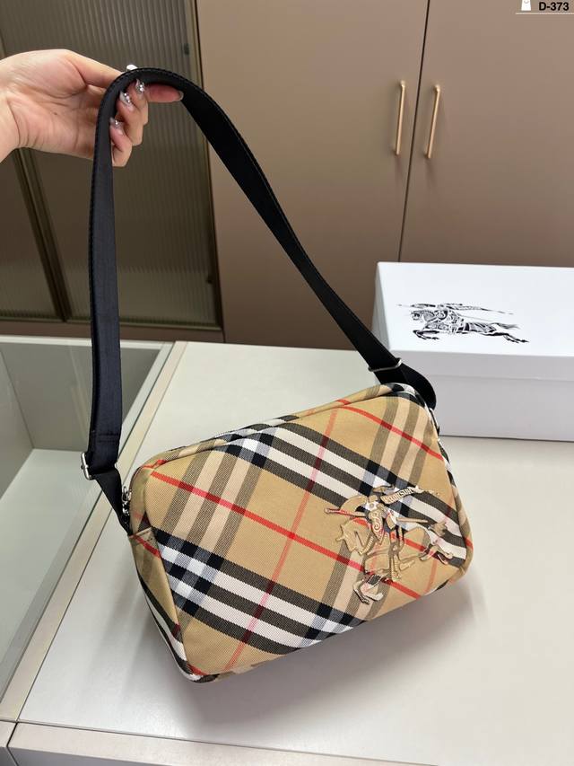 Burberry Burberry Camera Bag A Style That Can Be Carried By Both Men And Women I