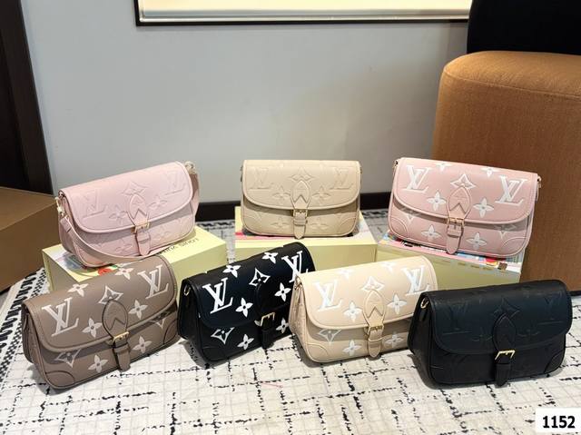 Early Spring Series New Product Diane Baguette Lv Equipped With A Leather Should