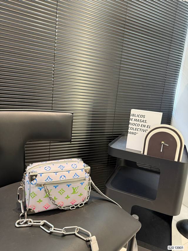 Lv Super Popular Soft Box Is So Beautiful. This One Can Be Held In Hand Or Carri