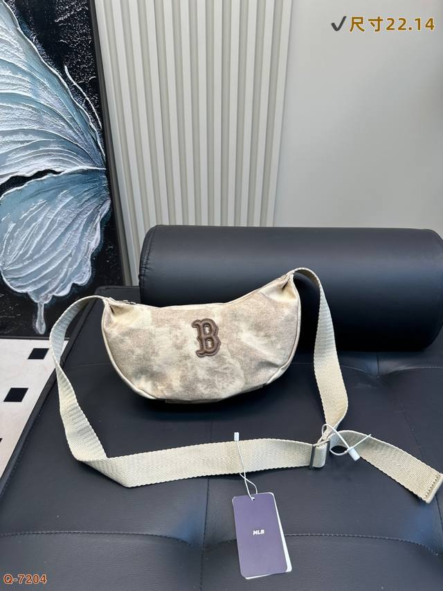 Mlb The New Crescent Bag Has An Eye-Catching Effect And A Sense Of Luxury. Exqui
