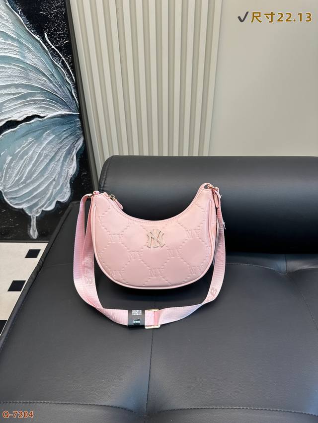 Mlb The Moon Bag Is Soft And Versatile! Whether It Is Paired With A Sweet Little