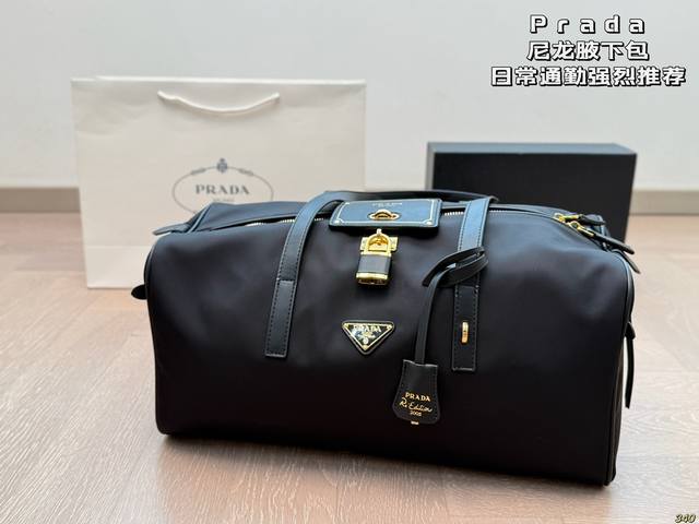 Prada Nylon Underarm Bag Has A Cool Feel And A Large Capacity Fall In Love With