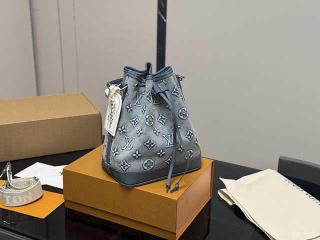 With Folding Box Size: 21.24Cm Lv New Denim Bucket The Effect On The Body Is Gre