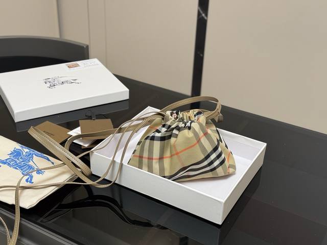 With Box Size: 22*15Cm Burberry Cloud Bag This Backpack Is Inspired By The Origi