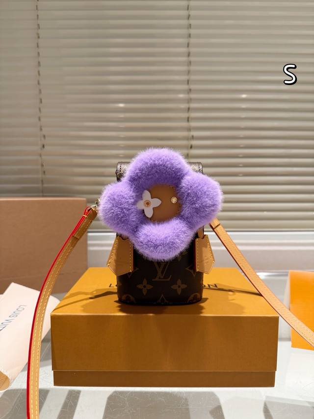Lv The New Christmas Limited Edition Vivian Mobile Phone Bag Is So Cute I Just G