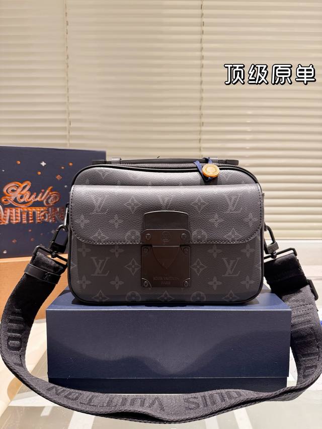 Top Original Lv Slock New Men's Bag Iv There Are Many Old Flower Men's Bags In T