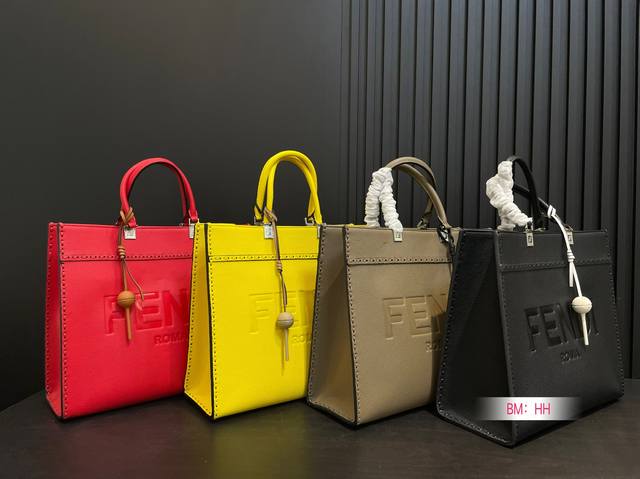 Fendi Tote Bag With Foldable Gift Box Is So Popular This Year! This Bag Is Also