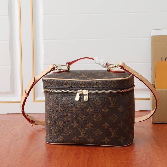 M42265 Vintage Small Is Beautiful. Inspired By The Iconic Nice Makeup Bag, This