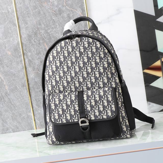 This Dior 8 Backpack Is A New Addition To The 2024 Spring Men's Collection, Feat