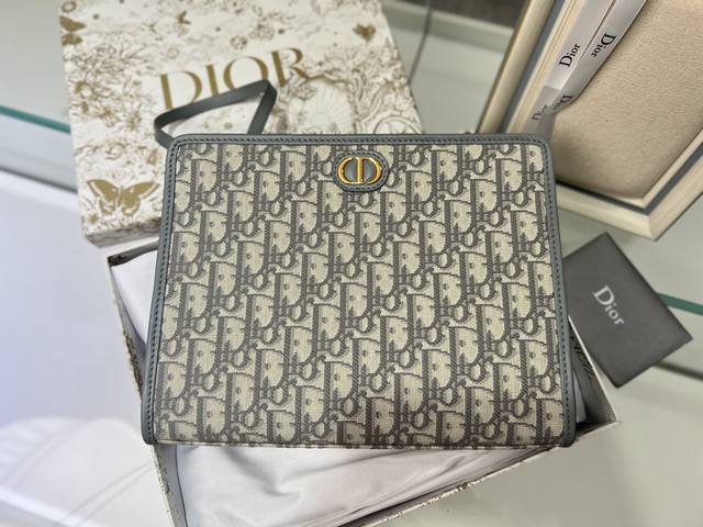 S2107Utzq-M928-Tu Dior Handbag Is Truly Exquisite. Dimensions: 26-20-2.5. I Just