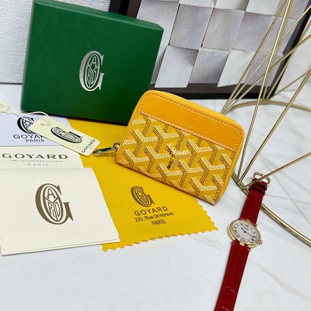 Goya Matignon Mini Wallet Features A Full-Zip Closure Design.The Central Compart
