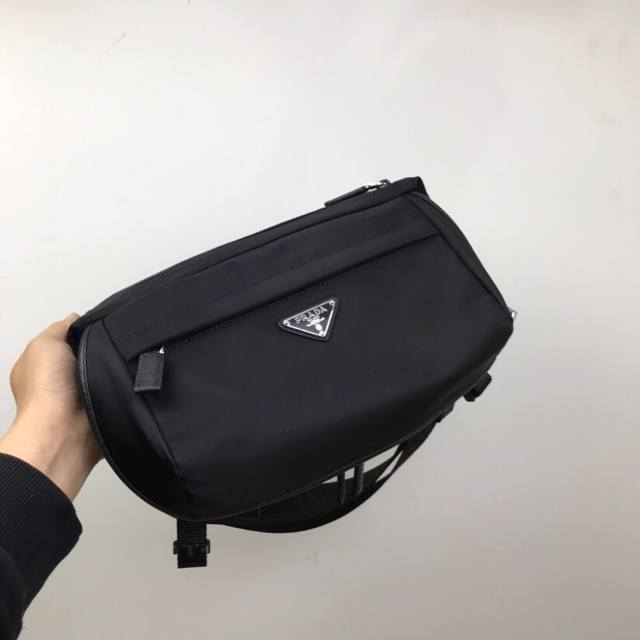 Top-Tier Authentic Prada Counter-Style Classic Messenger Bag, Unisex Design, 2Vh