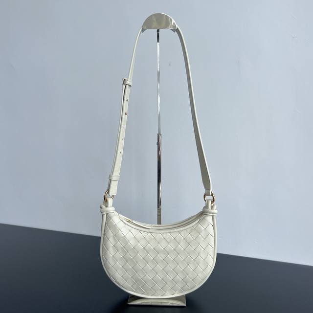 Premium Quality Bv New Gemelli Half-Moon Crossbody Bag 796638 The Overall Design