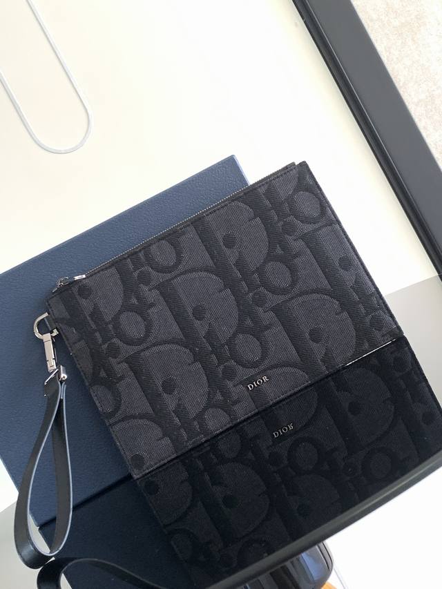 This A5 Clutch Bag Is An Elegant And Minimalist Accessory. Crafted From Black Ov