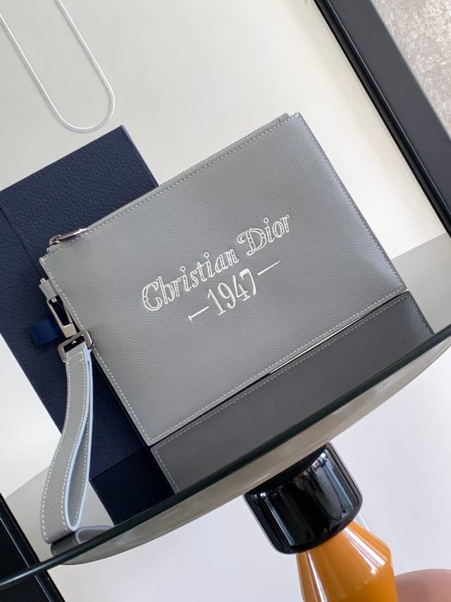 This A5 Clutch Is An Elegant And Minimalist Accessory. Crafted From Dior Gray Gr