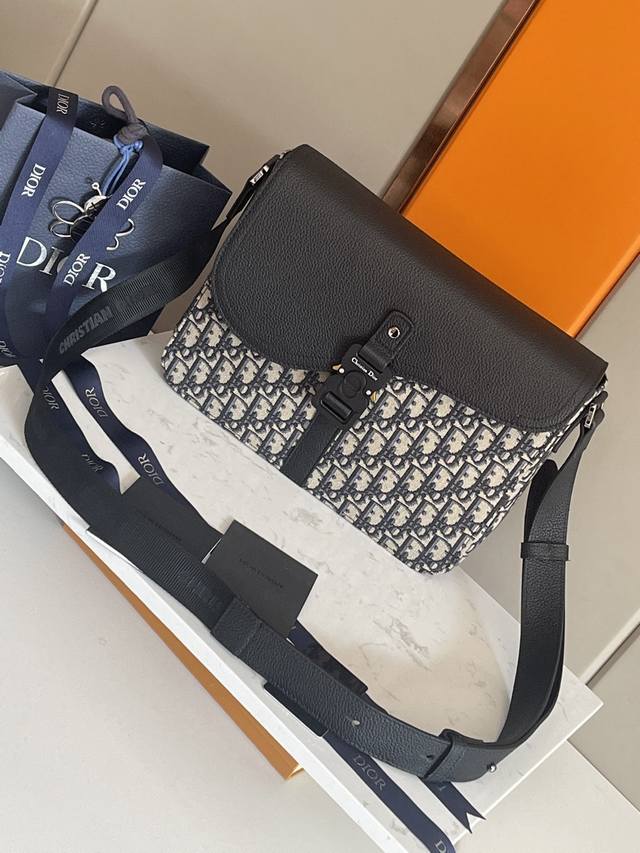 Top-Grade Authentic This Saddle Messenger Bag Is A New Arrival This Season, Slee