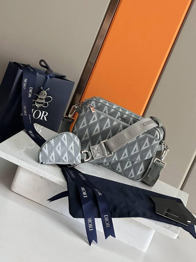 This Saddle-Style Three-Piece Handbag Set Features A Striking And Versatile Desi