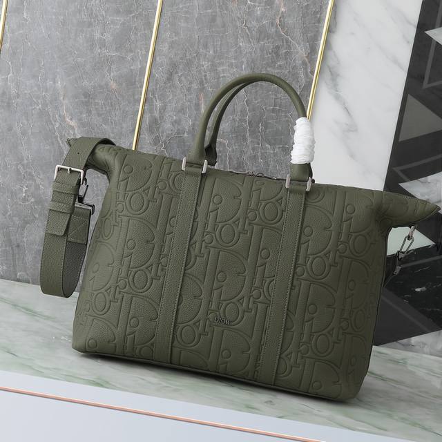 This Weekender 40 Handbag Features A Classic And Elegant Design. The Dior Gravit