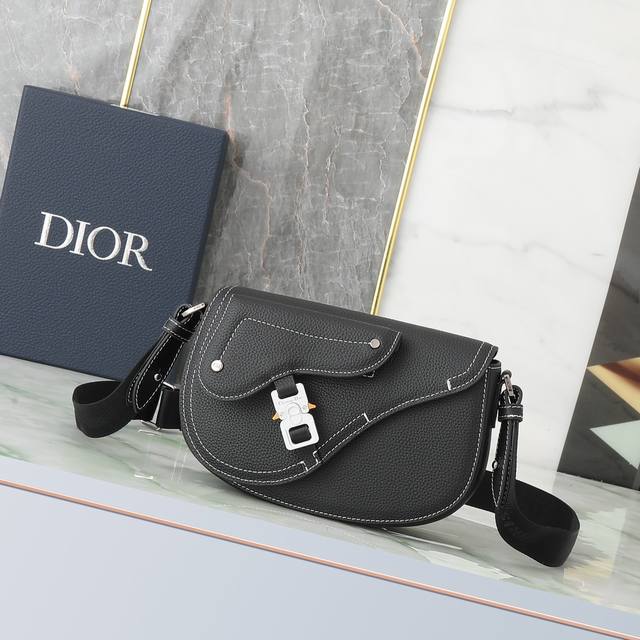This Saddle Messenger Bag Is A New Addition To The 2024 Fall Men's Collection, C