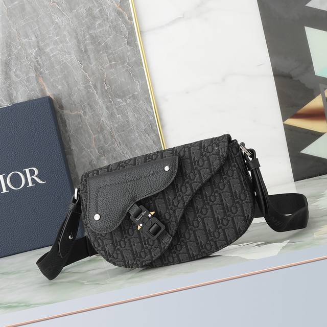 This Saddle Messenger Bag Is A New Addition To The 2024 Fall Men's Collection, C