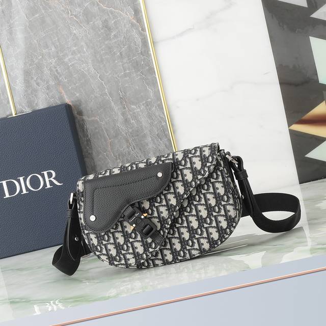 This Saddle Messenger Bag Is A New Addition To The 2024 Fall Men's Collection, C