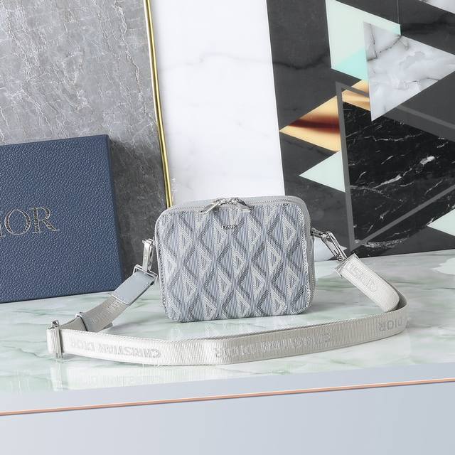 This Elegant And Practical Handheld Messenger Bag Can Accommodate Various Daily